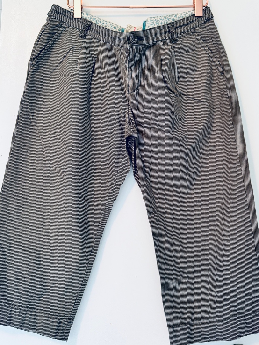 Old Navy Gray Pinstripe Capris Low-Mid Rise